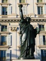 Statue de la Liberté devant l‘opéra à Nice